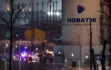 Night attack on NOVATEK gas complex in Ust-Luga: fire trucks and industrial facilities against the backdrop of flames