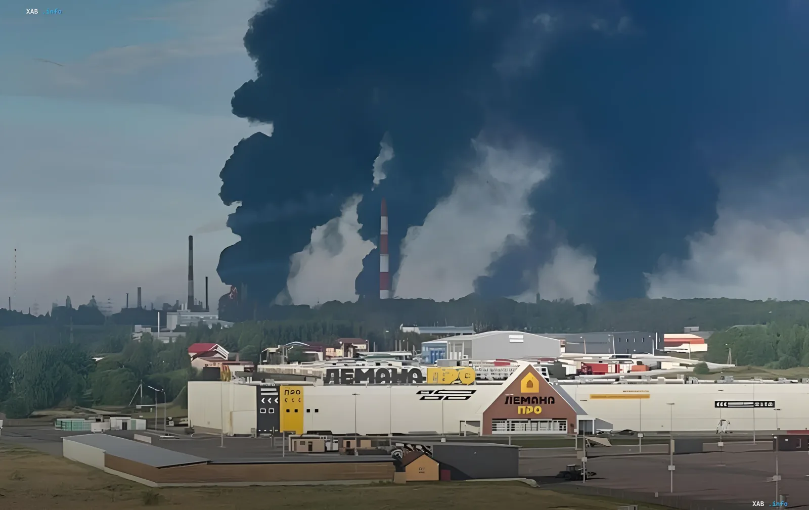 Величезний чорний дим піднімається над нафтопереробним заводом в Росії після атаки українських дронів, що спричинило паливну кризу перед виборами