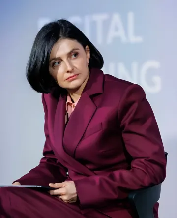Марина Василевська-Смаглюк у бордовому костюмі на фоні тексту 'DIGITAL', обговорює тему вакансій та допомоги жертвам обстрілів