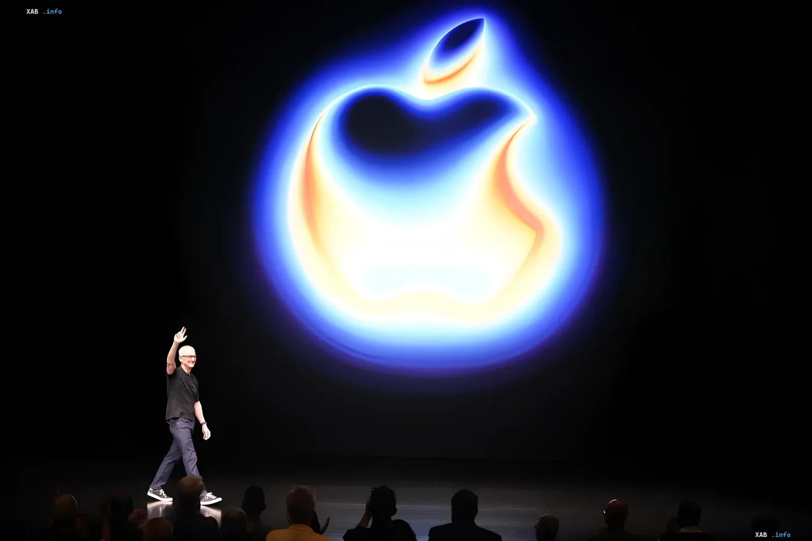 Тим Кук на презентации Apple с логотипом компании на фоне, анонсируя новые условия комиссий за внешние ссылки: 15% для всех и 5% для малого бизнеса