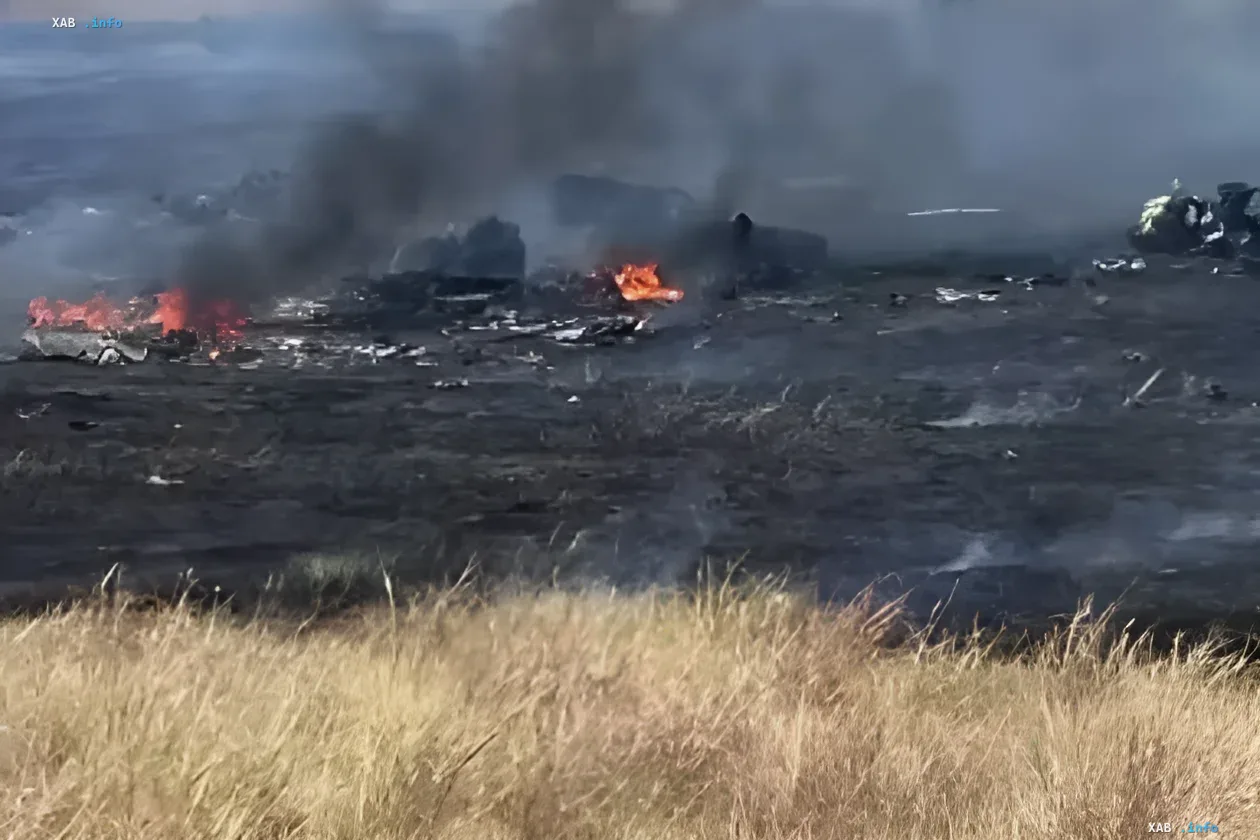 Verbrannte Überreste eines Apache-Hubschraubers am Boden in Texas, Rauch und Feuer nach dem Absturz, der zwei Piloten das Leben kostete