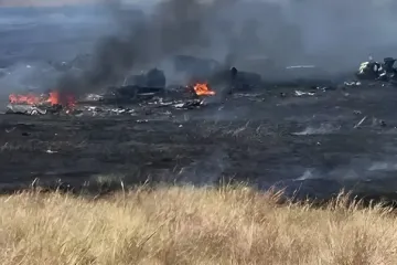 Остатки сгоревшего вертолета Apache на земле в Техасе, дым и огонь после катастрофы, приведшей к гибели пилотов