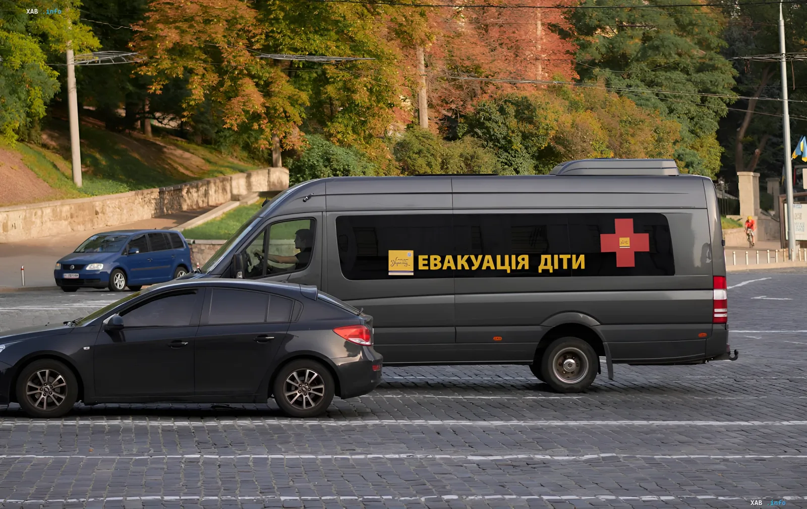 Серый фургон Красного Креста с надписью 'ЕВАКУАЦІЯ ДІТИ' на улице Николаева, остановленный полицией в ходе инцидента с задержанием водителя