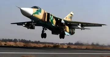 Iranischer Su-24 in Tarnlackierung mit IRIAF-Markierungen beim Start von einem Flugfeld, Symbol für die Spannungen im Konflikt mit Katar über die Piloten