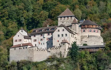 Schloss Liechtenstein in Österreich — Symbol der Dynastie, deren Thronfolgeregelungen im Fürstentum Liechtenstein reformiert wurden: Männervorrang abgeschafft