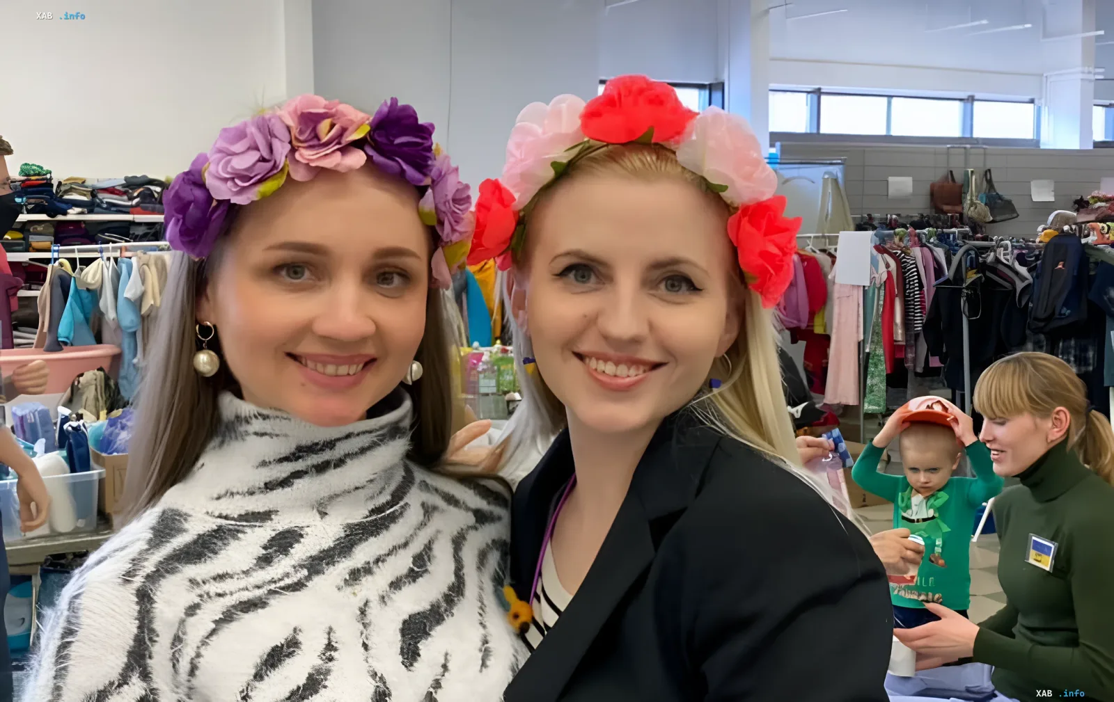 Ukrainische Frauen in Blumenkränzen lächeln vor humanitärer Hilfe und symbolisieren echte EU-Unterstützung, die von russischer Propaganda im Kontext von „Reserve+' verzerrt wird