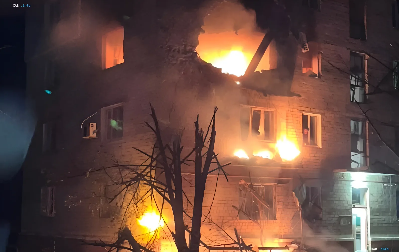 Пожар в жилом доме в Марганце: огонь охватывает несколько этажей, видны разрушения и пламя из окон