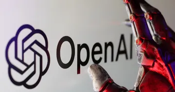 Роботизированная рука с красным освещением указывает на логотип OpenAI, символизируя прорыв в искусственном интеллекте, связанный с доказательством математической гипотезы с помощью GPT-5.6