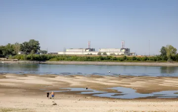 Kritische Niedrigwasserstände der Donau: Blick auf das KKW Paks vor freigelegten Sandufern