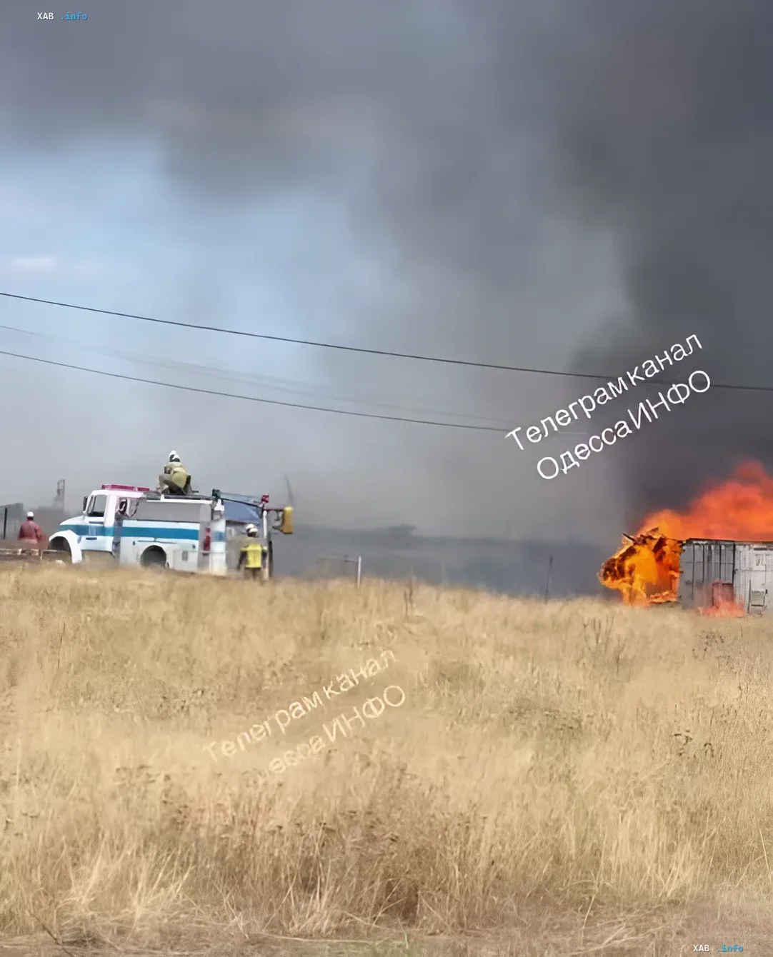 Feuerwehr bekämpft Großbrand in Nowa Dofinowka bei Odessa, Flammen umfassen Wohngebäude und trockenes Gras