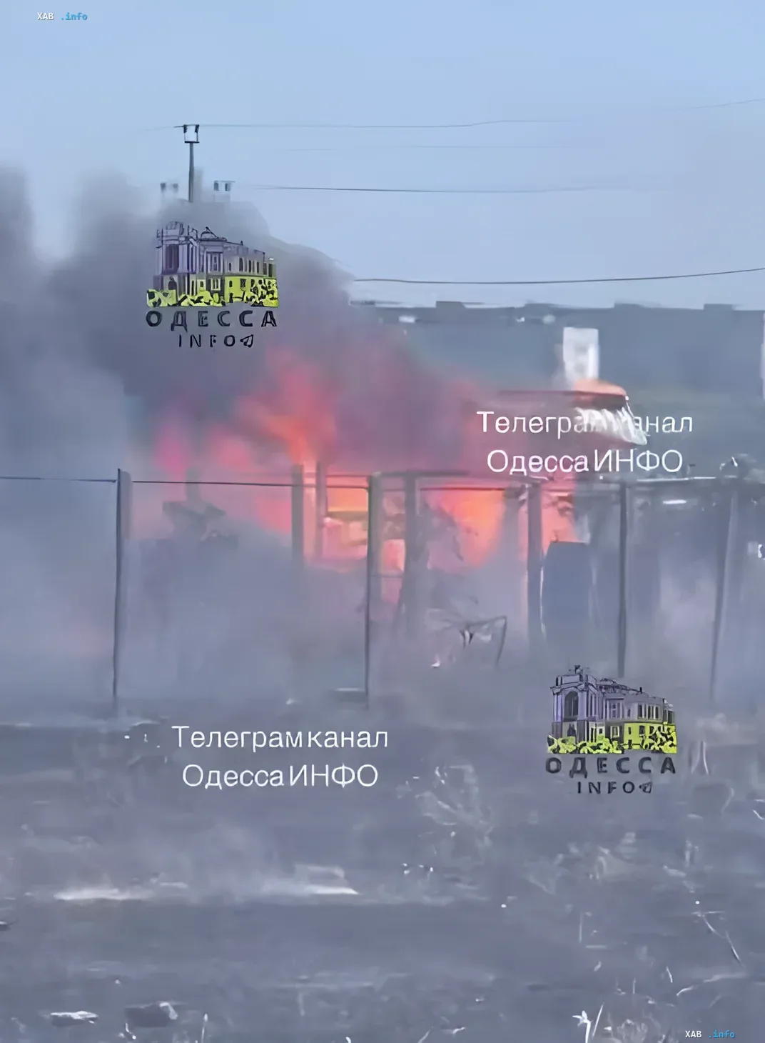 Fire in Nova Dofinivka: flames destroy residential homes Massive fire in Nova Dofinivka near Odesa: flames engulf residential houses, thick smoke and fire visible through fence