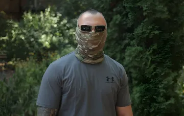 Военный Гоц в камуфляжной маске и солнцезащитных очках, символизирующий эволюцию от оператора «Мавика» до лидера FPV-элиты в 2026 году