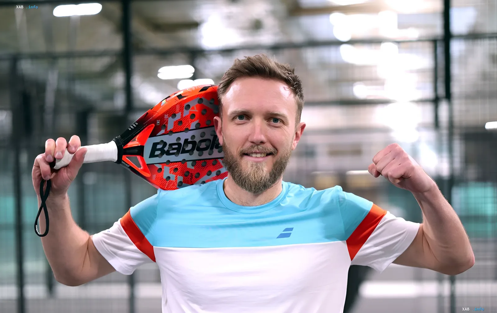 Профессиональный игрок в падел с ракеткой Babolat на фоне крытого корта — символ роста популярности спорта в Украине