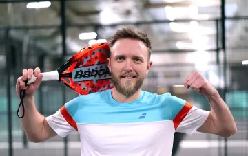 Профессиональный игрок в падел с ракеткой Babolat на фоне крытого корта — символ роста популярности спорта в Украине