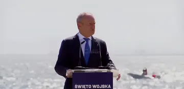 Премьер-министр Польши Матеуш Моравецкий выступает с речью на военном параде 'Święto Wojska', анонсируя создание крупнейшей армии Европы в рамках стратегии Туска