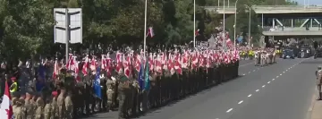 Парад войск в Варшаве: польские солдаты с флагами демонстрируют военную мощь на фоне дипломатических разногласий с Украиной