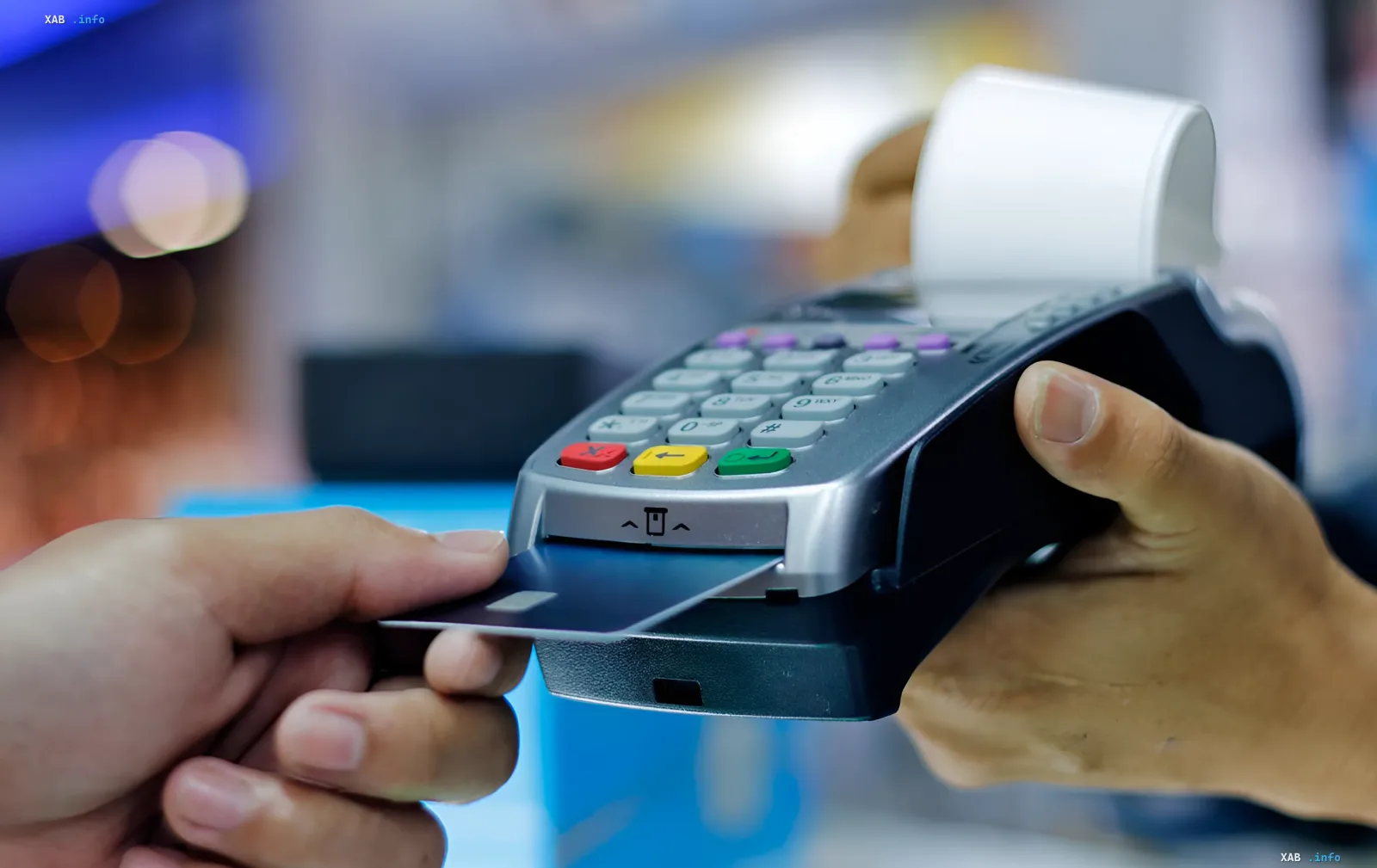 Person trying to pay by card through a terminal, but the system is not working — illustration for news about the collapse of cashless payments in PrivatBank across Ukraine