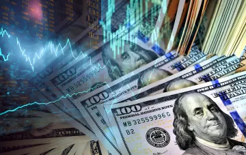 Einhundert US-Dollar vor einem Börsendiagramm, das die Dollar-Kursprognose für August 2026 veranschaulicht