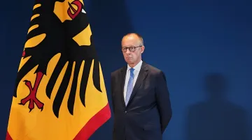 Friedrich Merz, Vorsitzender der CDU, steht vor der deutschen Flagge und symbolisiert die politische Krise sowie den Rückgang der Parteibewertung vor dem Hintergrund des wachsenden Erfolgs der AfD.