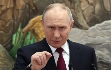 Владимир Путин на пресс-конференции: жесткий взгляд и указательный жест в контексте отказа от перемирия с Украиной