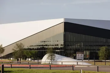 Современный завод SpaceX в Техасе, где производится масштабное расширение для производства спутников Starlink