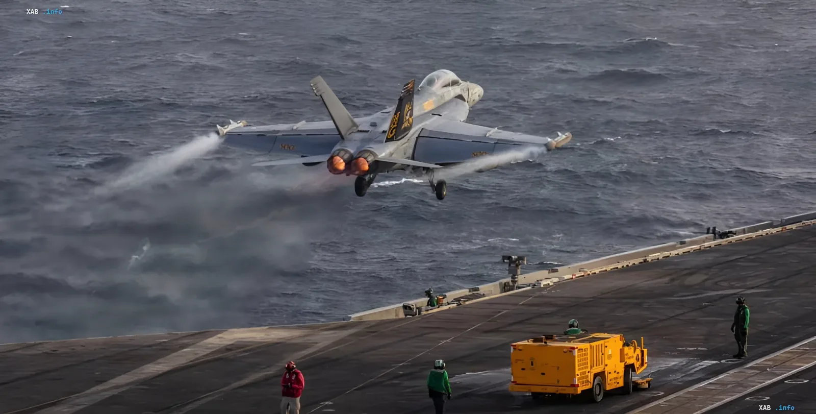 Истребитель F/A-18 Hornet взлетает с палубы авианосца ВМС США на фоне штормового моря, иллюстрируя напряженную ситуацию с логистикой и нехваткой экипажей на Ближнем Востоке