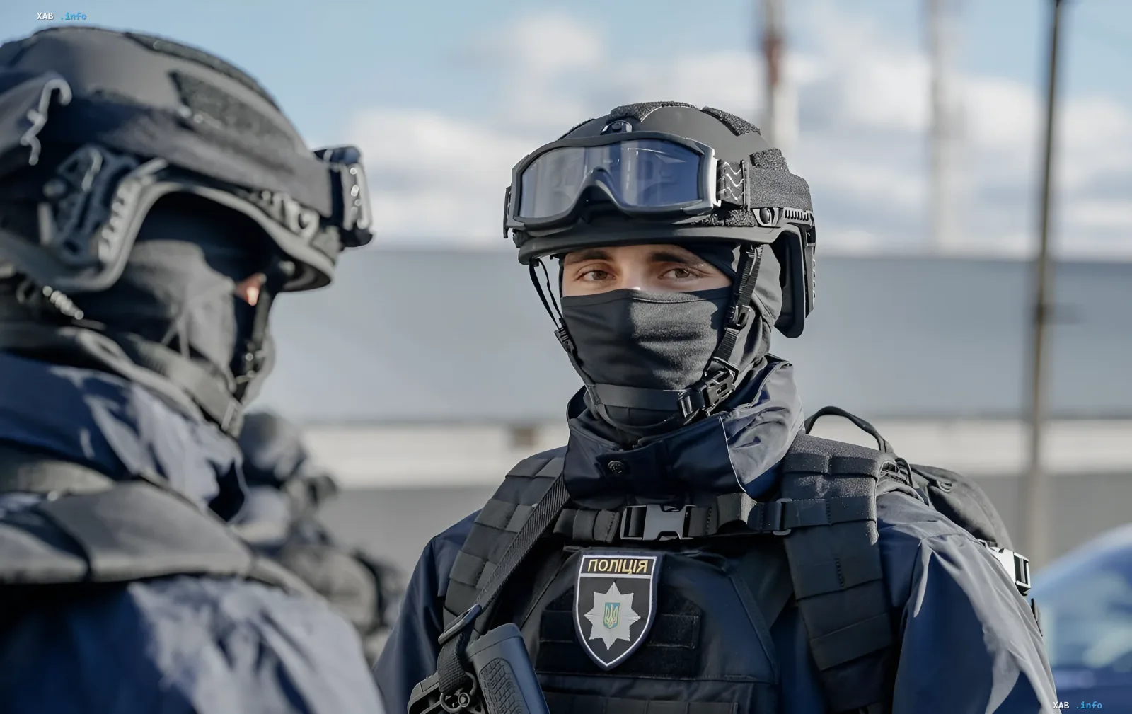 Украинские полицейские в тактическом снаряжении на месте инцидента со стрельбой в центре Днепра