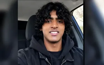 Junger Mann mit lockigem Haar im Auto, Verdächtiger im Mordfall einer Familie in Massachusetts, verbunden mit ChatGPT
