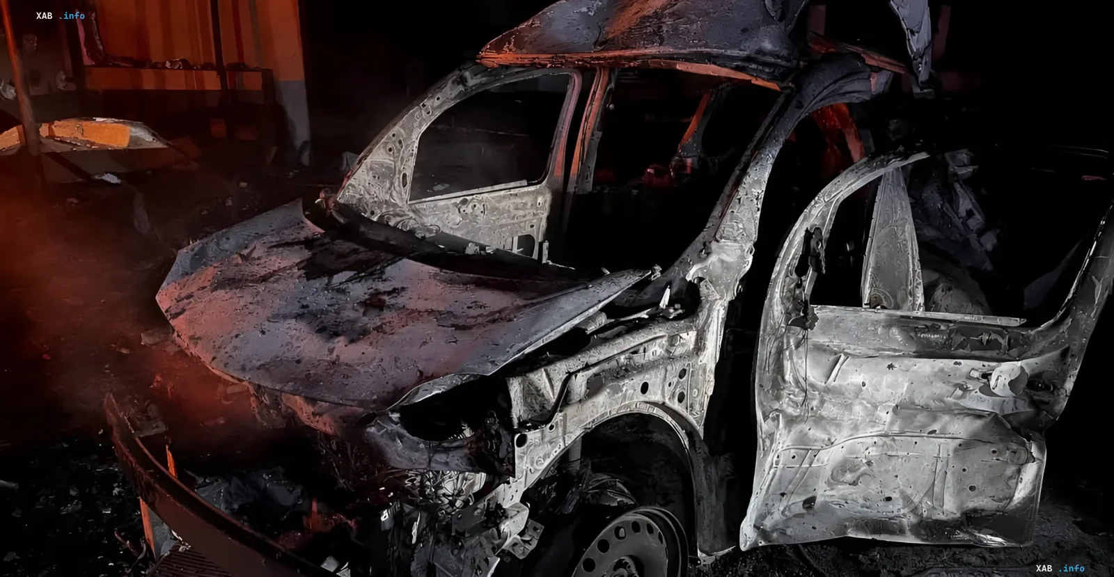 Зруйнований автомобіль на місці атаки дрона по фабриці «Белста» Згорілий автомобіль після удару російського дрона по взуттєвій фабриці «Белста» в Одеській області — символ економічної шкоди