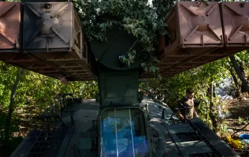 Российская система ПВО С-300 «Прогресс» в лесной местности, замаскированная листвой, в контексте ударов по тылам в ночь на 15 августа 2026 года