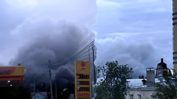 Густой черный дым поднимается в небо над промышленной зоной Самары, где расположен главный ракетный центр РФ, после атаки ракет FP-5 «Фламинго».