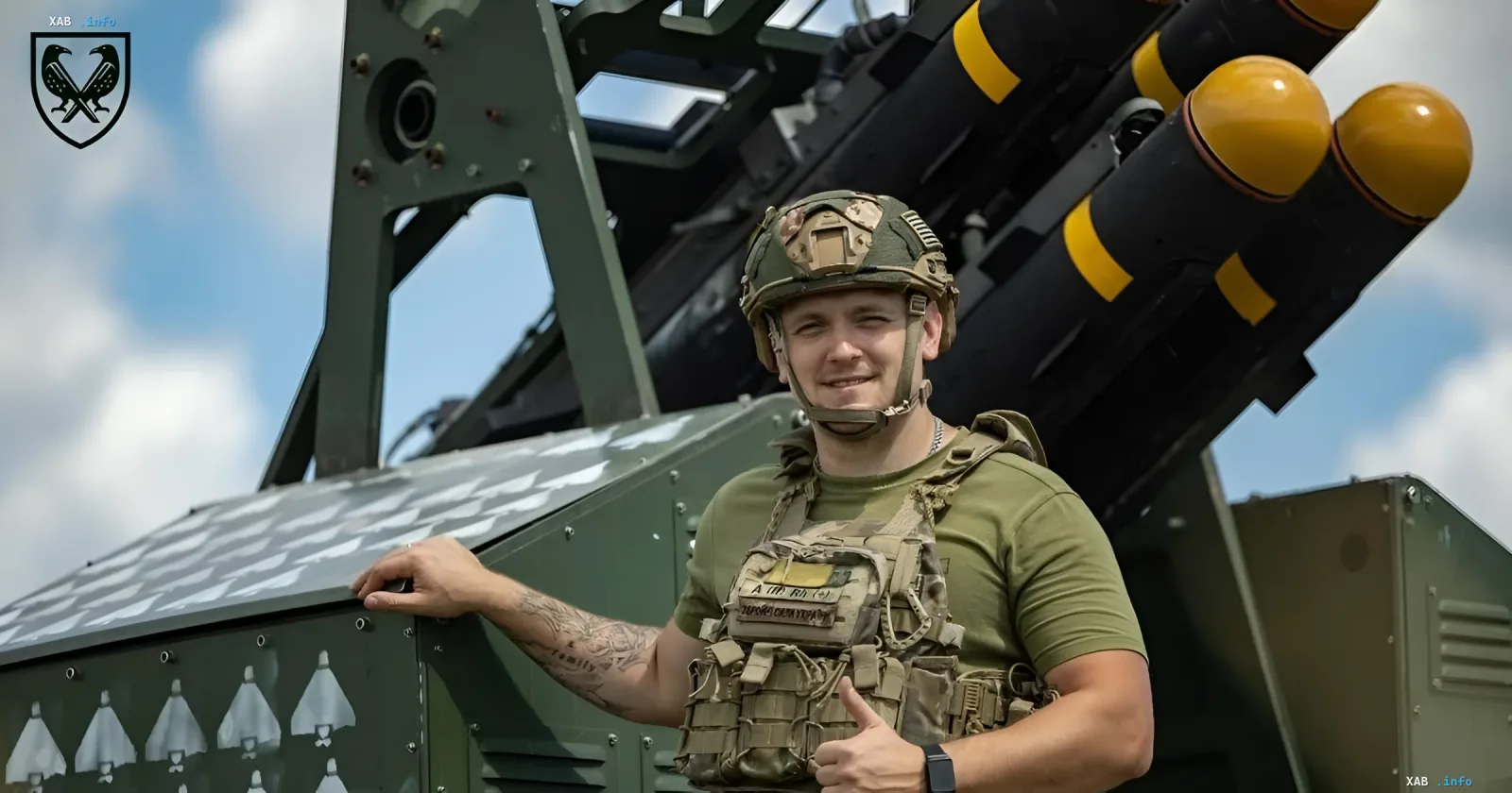 Украинский военнослужащий в тактическом снаряжении стоит рядом с зенитным комплексом STASH, демонстрируя уверенность перед запуском 70 дронов в рамках новой миссии ПВО 2026 года