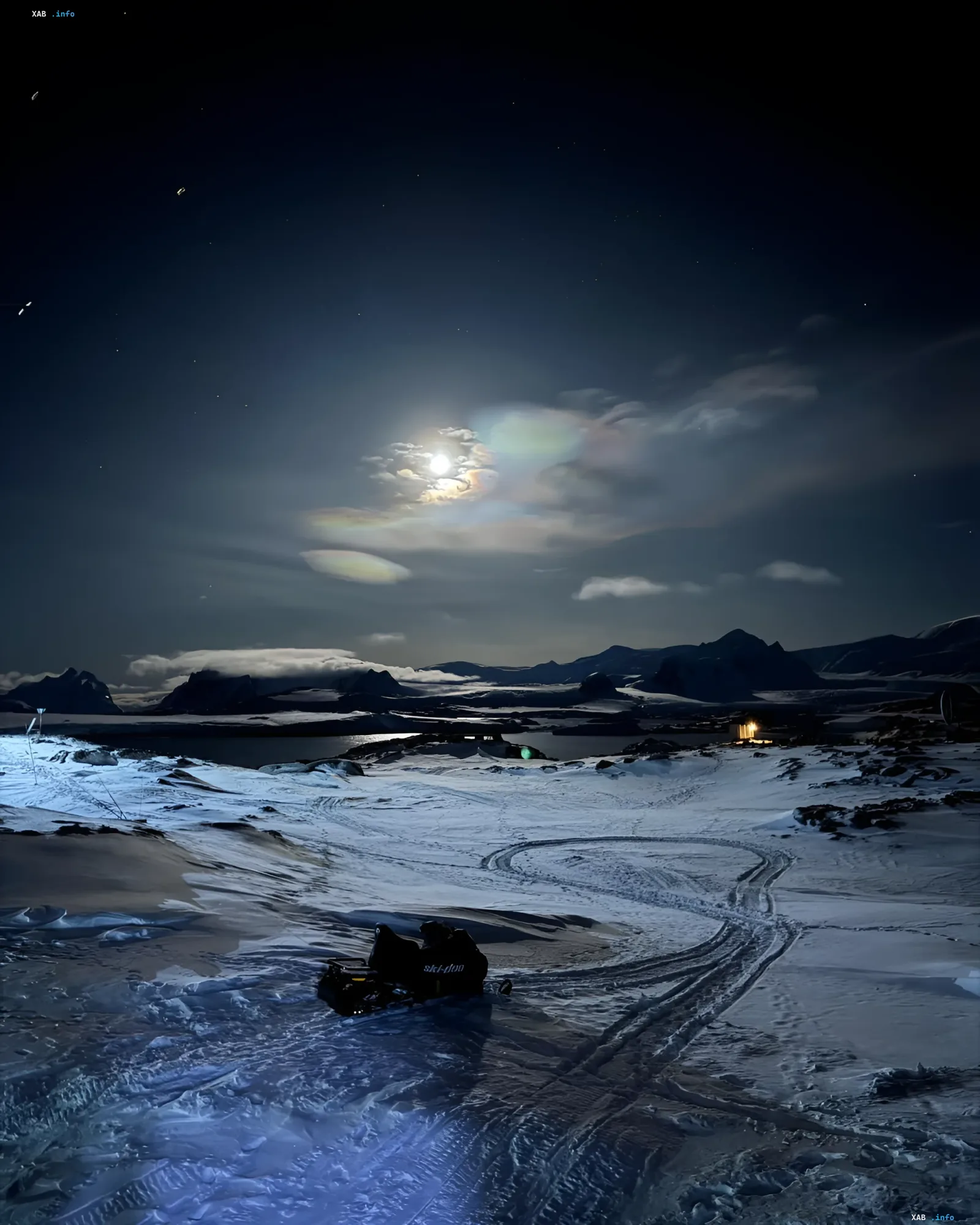 Perlmuttwolken über einer antarktischen Landschaft mit einem Ski-Doo-Schneemobil und Mondglanz