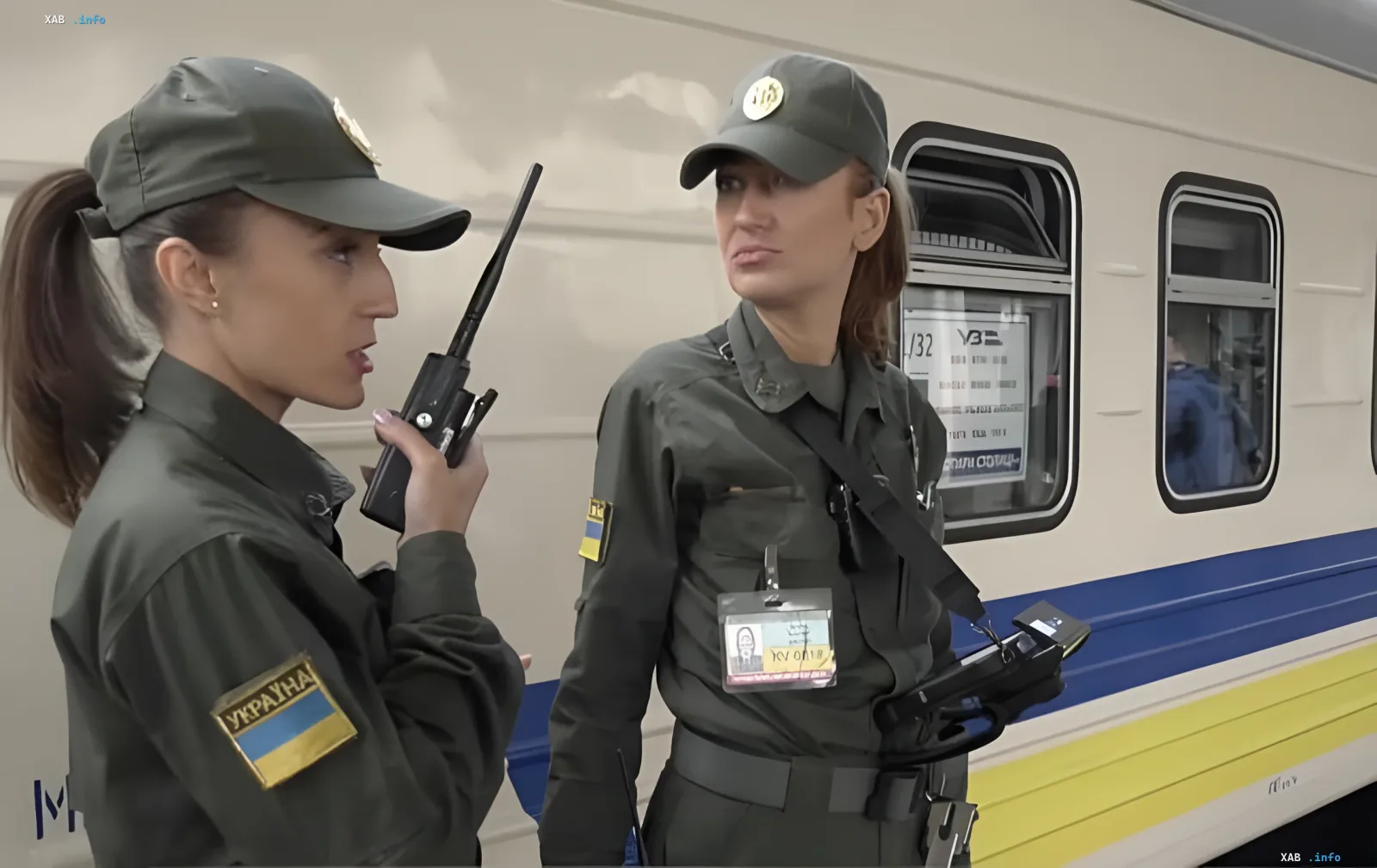 Сотрудницы службы безопасности Укрзализныци проверяют пассажиров у вагона поезда в 2026 году