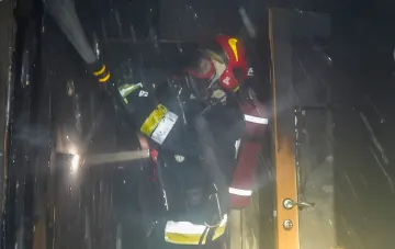 Рятувальник у гасить пожежу в квартирі після вибуху акумулятора у Львові