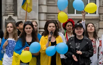 Украинцы в ЕС с флагами и шарами на митинге: МИД объяснил запросы данных «Резерв+»