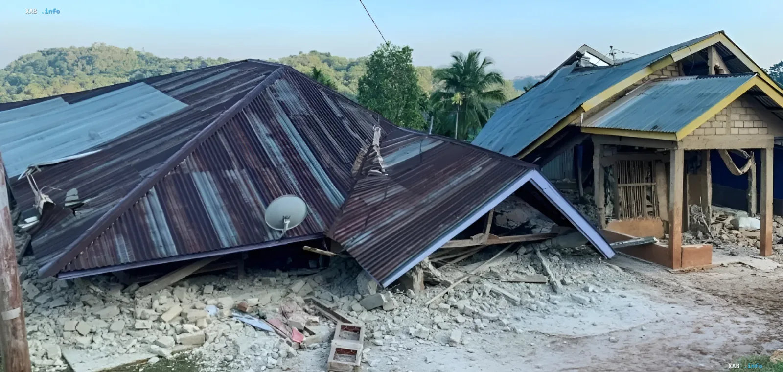 Zerstörte Häuser auf der Insel Flores nach einem starken Erdbeben der Stärke 7,7 in Indonesien