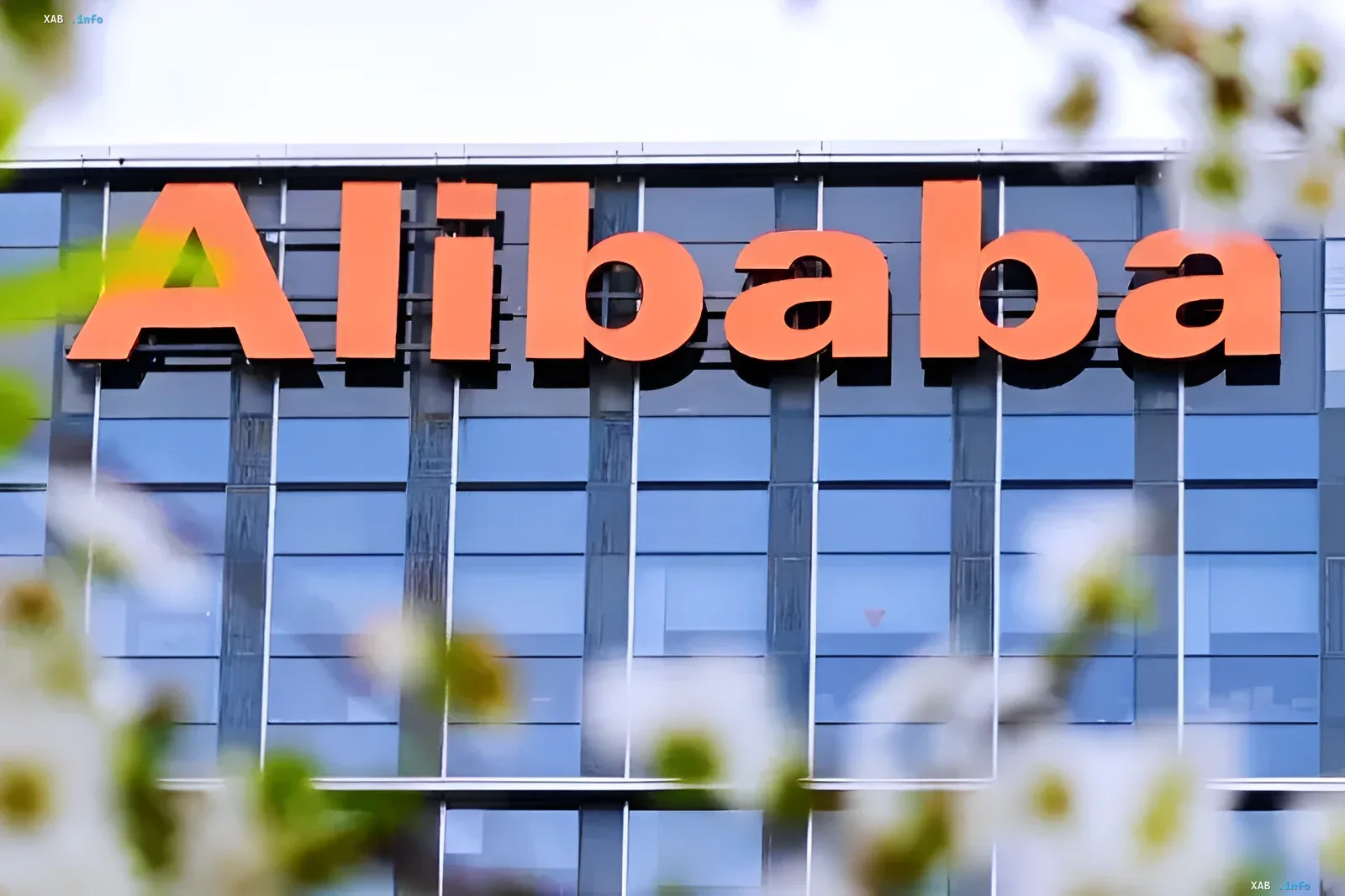 Логотип Alibaba на фасаде современного здания, символизирующий успех китайской ИИ-модели Qwen на мировом рынке