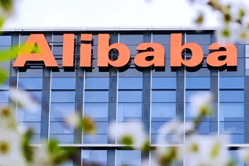 Логотип Alibaba на фасаде современного здания, символизирующий успех китайской ИИ-модели Qwen на мировом рынке