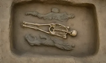 4300-летняя гробница в Внутренней Монголии с человеческим скелетом и глиняными фигурами дракона и феникса