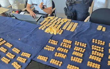 Золоті злитки та монети, вилучені поліцією під час розслідування знахідки скарбу в бельгійському пивоварному заводі