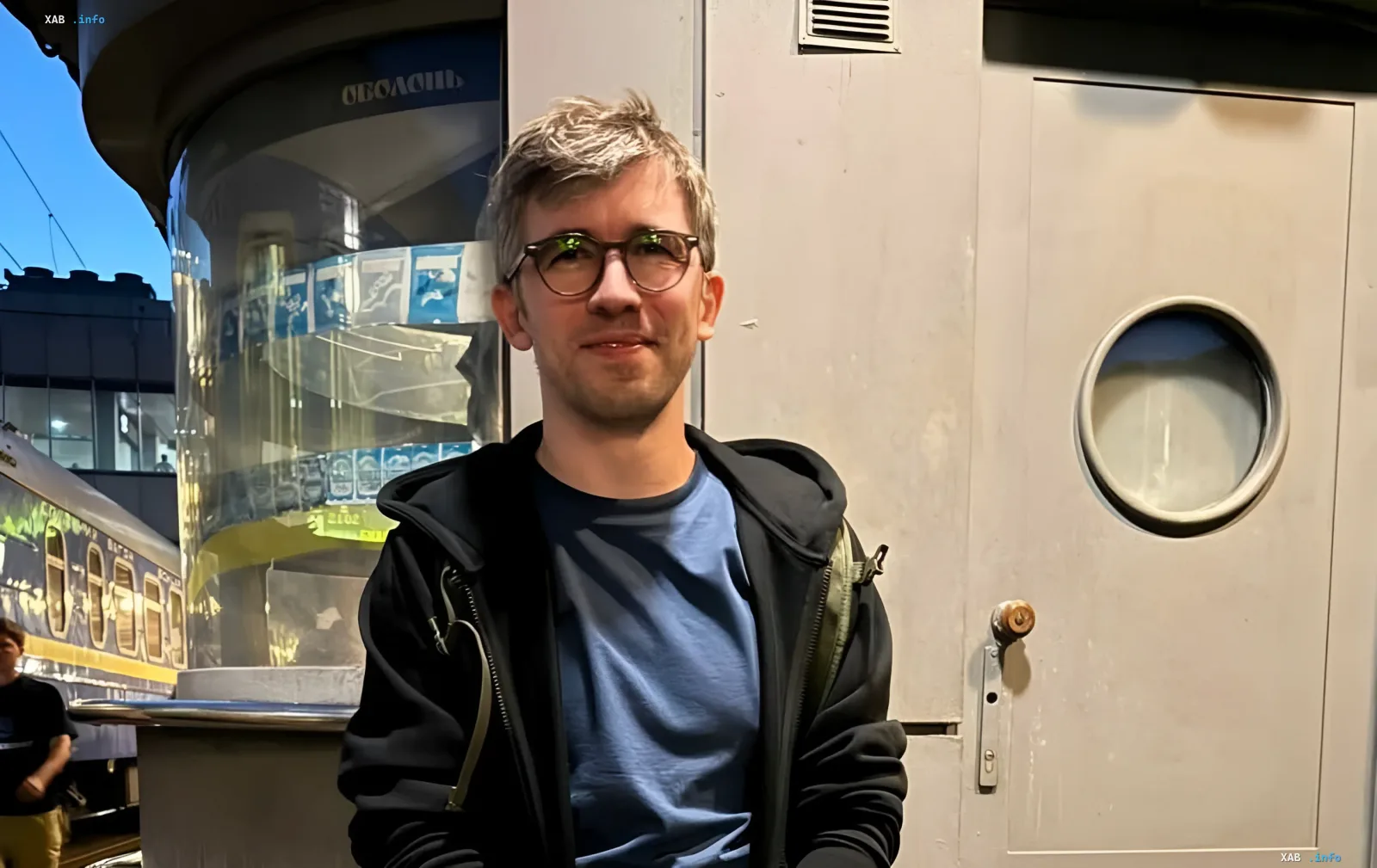 Dmytro Karchuk, ukrainischer Milliardär, der aus der polnischen Haft entlassen wurde, steht auf einem Bahnhof, was seine plötzliche Freiheit symbolisiert.