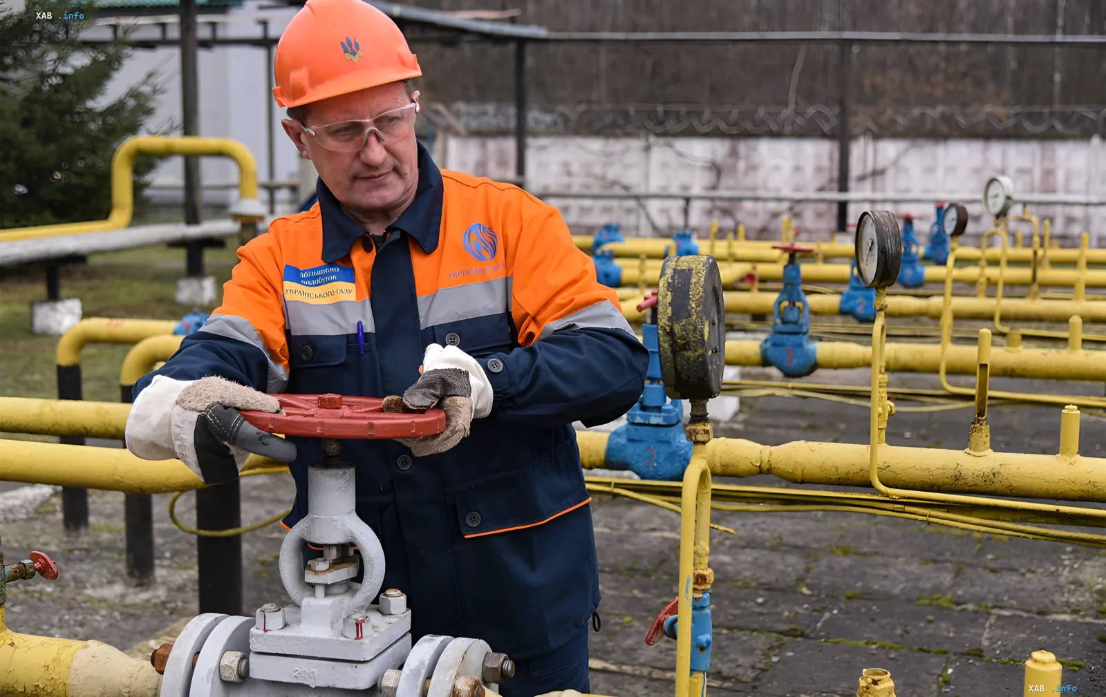 Работник газовой отрасли Украины регулирует вентиль на газопроводе, иллюстрируя тему энергетического компромисса и экспорта газа в 2026 году