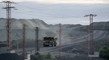 Гигантский самосвал на карьере Ferrexpo в Украине — символ остановившейся добычи из-за конфликта с Жеваго и угрозы банкротства