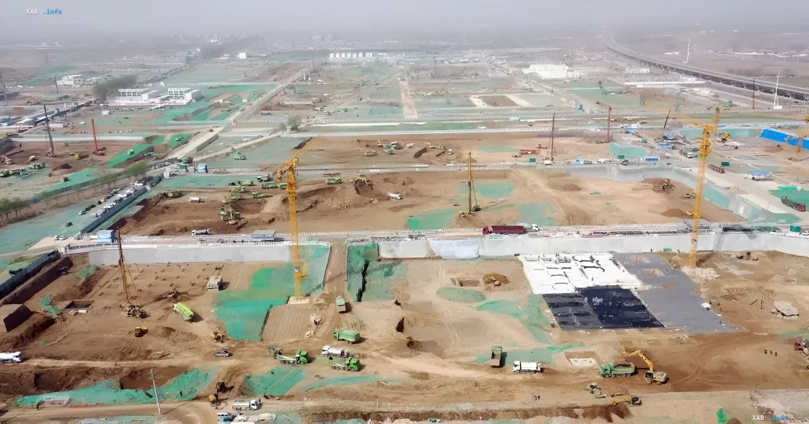 Baustelle des Atomkraftwerks Hualong-1 in China: Luftaufnahme der aktiven Arbeiten, Kräne und Fundamentvorbereitung