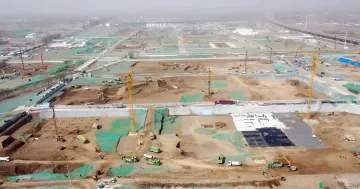 Baustelle des Atomkraftwerks Hualong-1 in China: Luftaufnahme der aktiven Arbeiten, Kräne und Fundamentvorbereitung