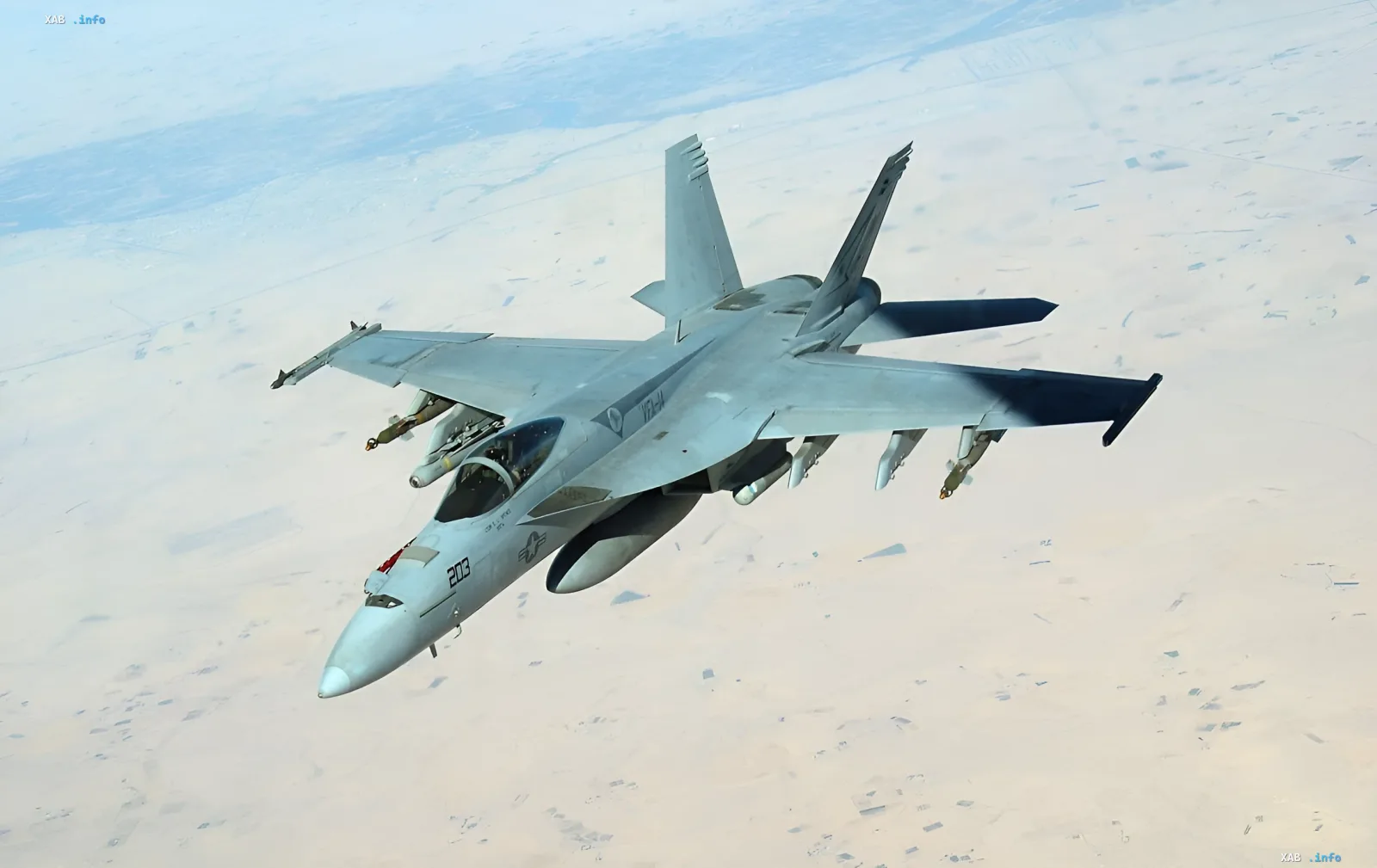 Spanischer F-18-Kampfjet im Flug über Wüste – Illustration zur Nachricht über Abschuss eines Drohne über Rumänien