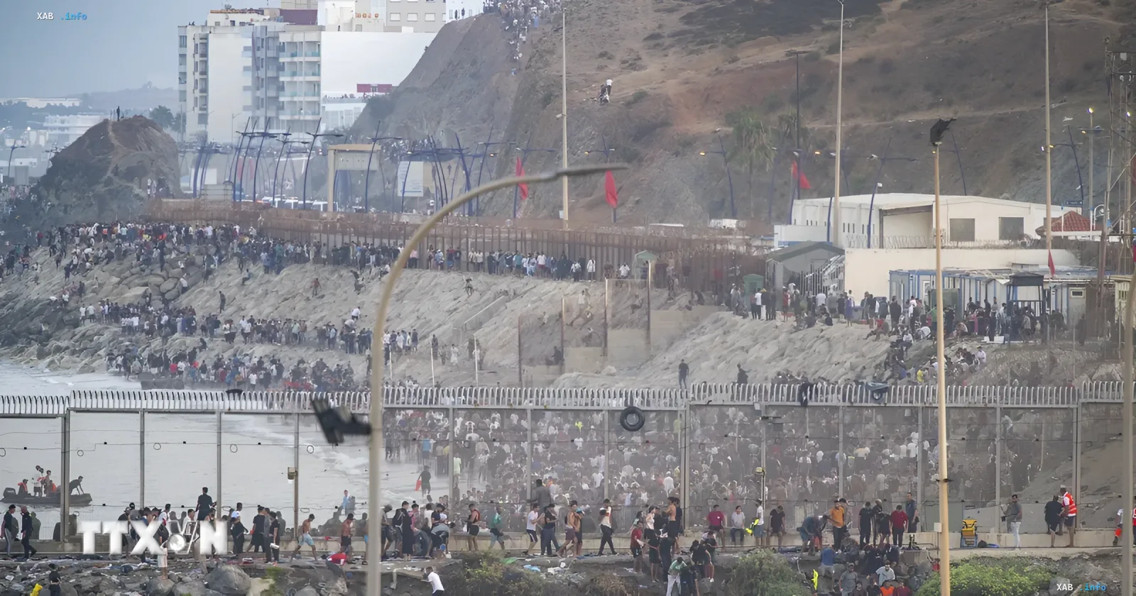 Massenansammlung von Migranten an der Grenze zwischen Spanien und Marokko in Melilla, die Spannungen um die Souveränität spanischer Enklaven verdeutlicht