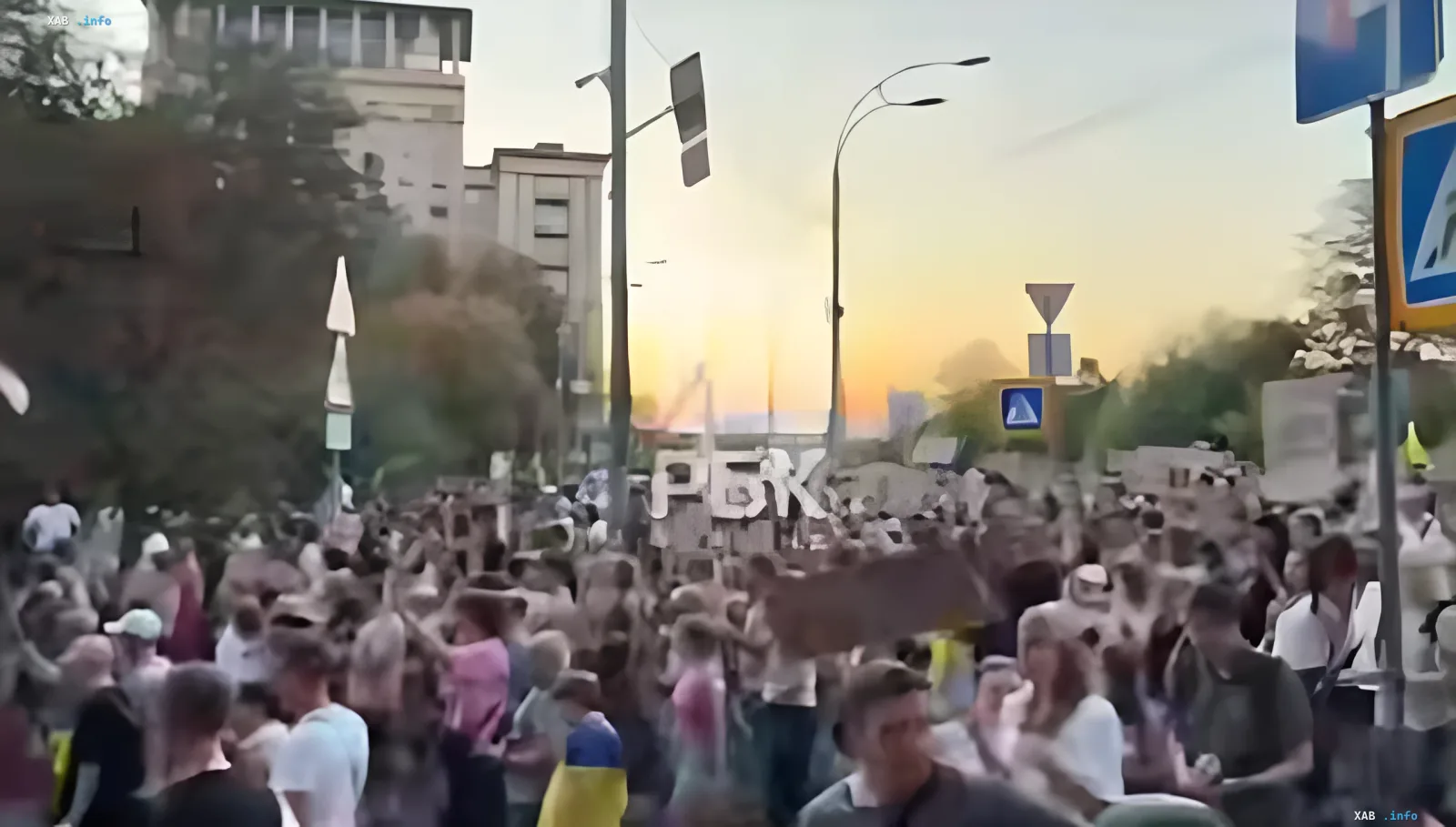 Протестующие с картонными плакатами на 32-й день акций в Киеве Многочисленная толпа участников «Картонного марша» в Киеве с плакатами и знаками, требующими возвращения Михаила Федорова, на фоне заката.