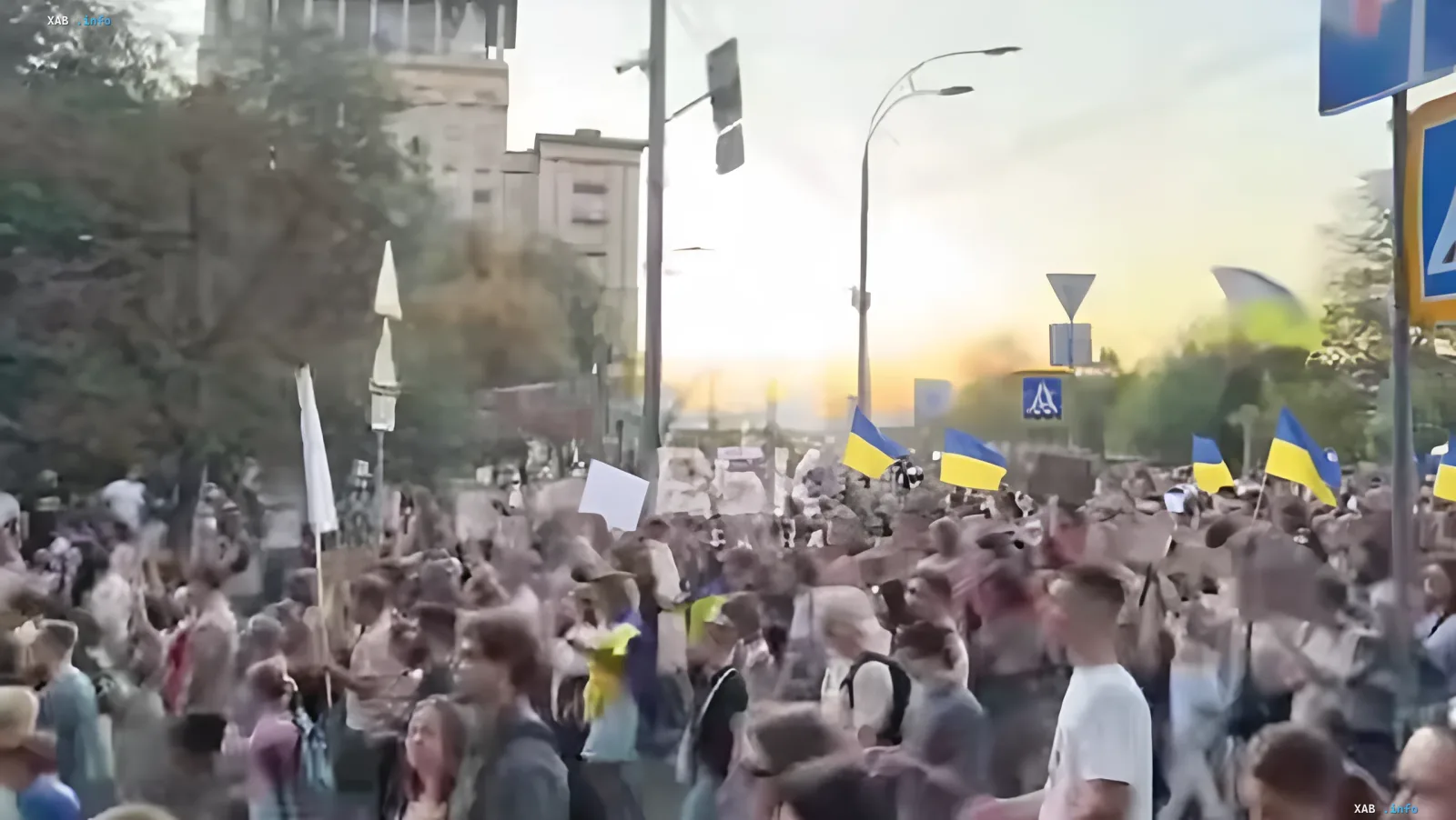 32-й день протестов в Киеве за возвращение Михаила Федорова Массовый протест в Киеве: участники «Картонного марша» с украинскими флагами и плакатами требуют возвращения Михаила Федорова